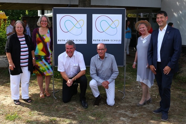 Die Schulleiter Berthold Fletschinger und Tobias Barth präsentieren das neue Schullogo umrahmt von Andrea Friske und Irene Klein vom Ruth Cohn Institut sowie Christel Bohlen und Bürgermeister Markus Hollemann Die Schulleiter Berthold Fletschinger und Tobias Barth präsentieren das neue Schullogo umrahmt von Andrea Friske und Irene Klein vom Ruth Cohn Institut sowie Christel Bohlen und Bürgermeister Markus Hollemann