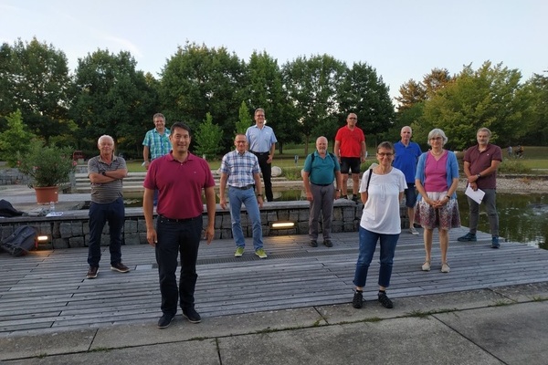 Der Vorstand und Aufsichtsrat der Denzlinger BürgerEnergiegenossenschaft (DEnG) nach der Wahl Der Vorstand und Aufsichtsrat der Denzlinger BürgerEnergiegenossenschaft (DEnG) nach der Wahl