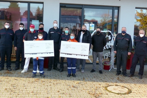 Angetreten in Corona-Uniform zum Spenden-Empfang Angetreten in Corona-Uniform zum Spenden-Empfang