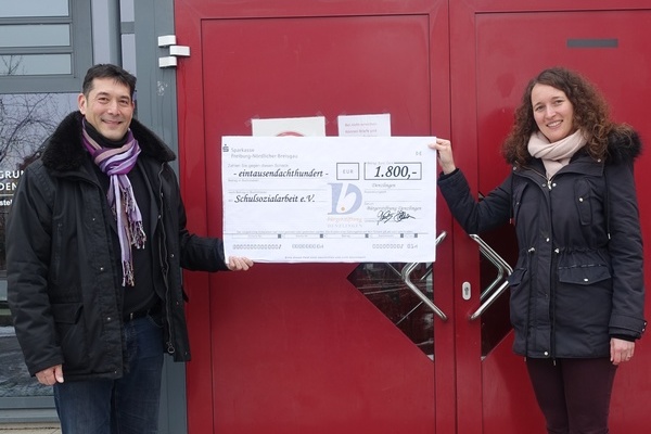 Scheckübergabe an die Schulsozialarbeit e.V.; Bürgermeister Markus Hollemann und Magdalena Landenberger Scheckübergabe an die Schulsozialarbeit e.V.; Bürgermeister Markus Hollemann und Magdalena Landenberger
