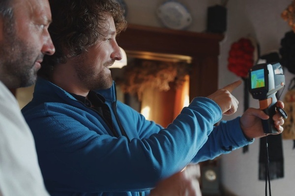 Effizienzmoderator Jannis Klonk beim KEFF-Check mit Wärmebildkamera  Effizienzmoderator Jannis Klonk beim KEFF-Check mit Wärmebildkamera