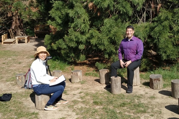 Shin Whea Kim interviewte Bürgermeister Markus Hollemann im Stadtpark. - Foto: Gemeinde Denzlingen Shin Whea Kim interviewte Bürgermeister Markus Hollemann im Stadtpark. - Foto: Gemeinde Denzlingen