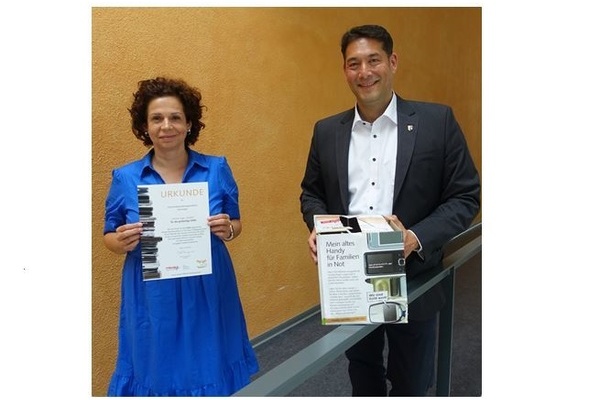 Daniela Ozsvath und Bürgermeister Markus Hollemann Daniela Ozsvath und Bürgermeister Markus Hollemann