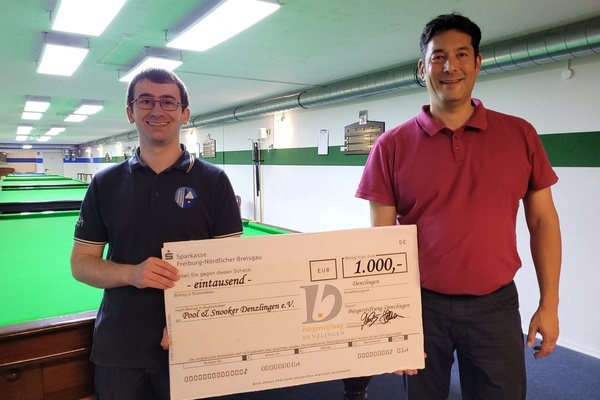 Scheck&uuml;bergabe B&uuml;rgerstiftung: Alexander Gohlke (1. Vorsitzender Pool & Snooker Denzlingen e.V.) und B&uuml;rgermeister Markus Hollmann 