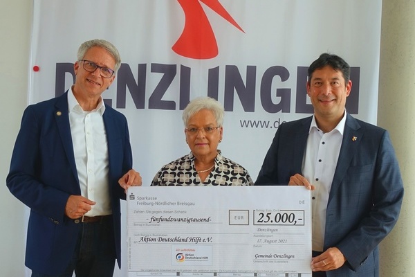 Foto: Gemeinde Denzlingen; v.l.n.r. Christian Molke (Aktion Deutschland Hilft e.V.), Anneliese Heß, Bürgermeister Markus Hollemann Foto: Gemeinde Denzlingen; v.l.n.r. Christian Molke (Aktion Deutschland Hilft e.V.), Anneliese Heß, Bürgermeister Markus Hollemann