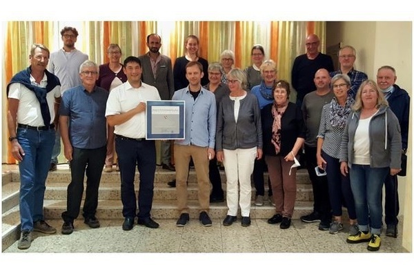 Bürgermeister Markus Hollemann überreicht den Bürgerpreis an den Freundeskreis Asyl Denzlingen e.V. Bürgermeister Markus Hollemann überreicht den Bürgerpreis an den Freundeskreis Asyl Denzlingen e.V.