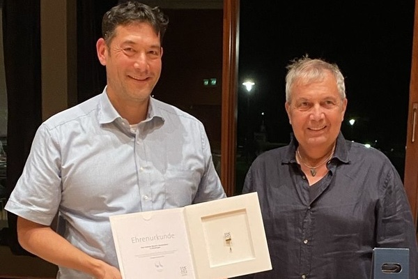 B&uuml;rgermeister Markus Hollemann ehrt langj&auml;hriges Gremienmitglied