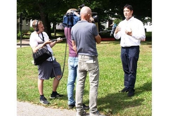 B&uuml;rgermeister Markus Hollemann erl&auml;utert einem Team des SWR, wie und wo das Denzlinger PV-Pilot-Projekt funktionieren soll