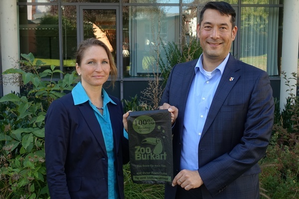 Tanja Burkart und Bürgermeister Markus Hollemann mit den neuen Hundekotbeuteln