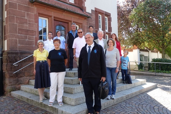 Spendenübergabe vor dem Rathaus Denzlingen Spendenübergabe vor dem Rathaus Denzlingen