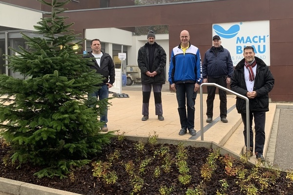 Foto MACH BLAU Pflanzinsel: Pflanzinsel satt Steinw&uuml;ste; v.l.n.r. Steffen Koch (Bauamtsleiter), Mario Will (Gr&uuml;ntrupp Bauhof), Marcus Kleint (Betriebsleiter MACH&acute; BLAU), Heinz Jund (Bauhofleiter), Markus Hollemann (B&uuml;rgermeister)