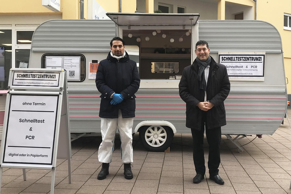 Foto: PCR-Tests und Corona-Schnelltests im Kohlerhof Denzlingen; v.l.n.r. Schnelltestzentrum21-Betreiber Tarek Hammoud und Bürgermeister Markus Hollemann Foto: PCR-Tests und Corona-Schnelltests im Kohlerhof Denzlingen; v.l.n.r. Schnelltestzentrum21-Betreiber Tarek Hammoud und Bürgermeister Markus Hollemann