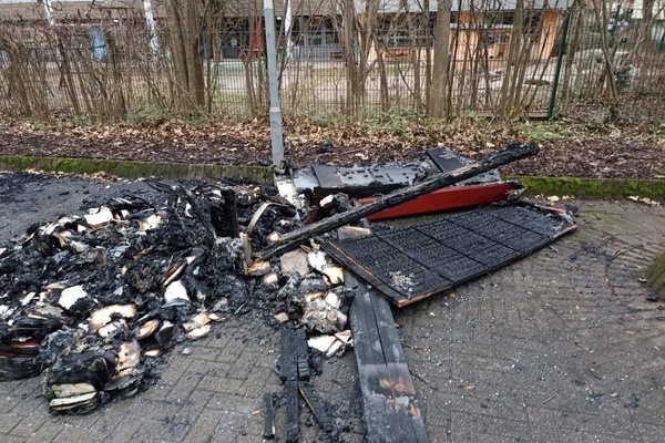 Abgebrannte Bücherzelle beim Kauftreff