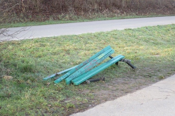 Zerstörte Bank Zerstörte Bank