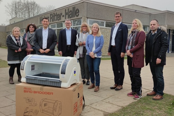 Die Bürgermeister Brügner, Hollemann und Schlegel übergeben  den Inkubator an das Igelnetzwerk Südbaden Die Bürgermeister Brügner, Hollemann und Schlegel übergeben  den Inkubator an das Igelnetzwerk Südbaden