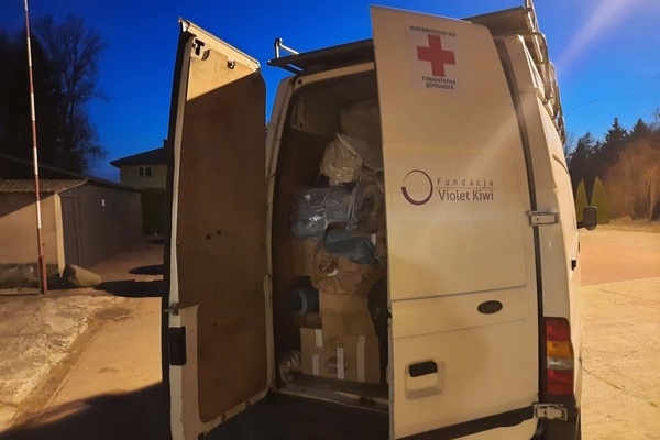 Mit Hilfsg&uuml;tern beladener Kleintransporter des DRK