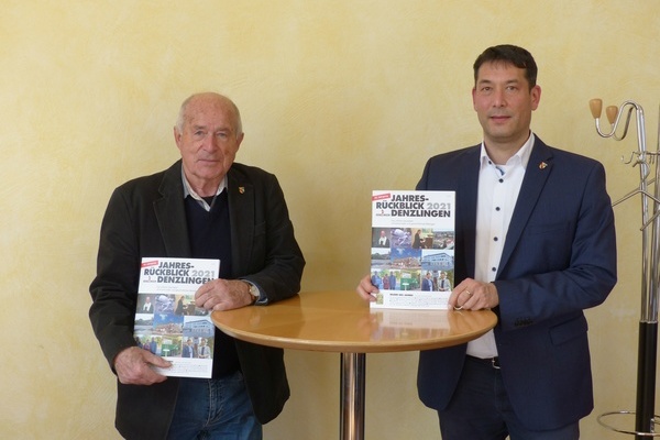 Dieter Ohmberger (links) mit Bürgermeister Markus Hollemann bei der Vorstellung des „Jahresrückblick Denzlingen 2021“ Dieter Ohmberger (links) mit Bürgermeister Markus Hollemann bei der Vorstellung des „Jahresrückblick Denzlingen 2021“
