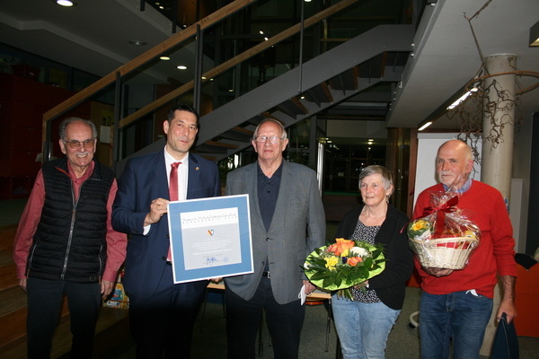  Brgermeister Markus Hollemann berreicht den Brgerpreis an Elfriede und Detlef Behnke.