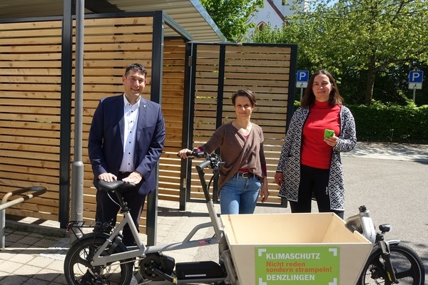 Bürgermeister Hollemann, Lena Hartmann-Kist, Diana Sträuber stehen hinter einem E-Lastenrad
