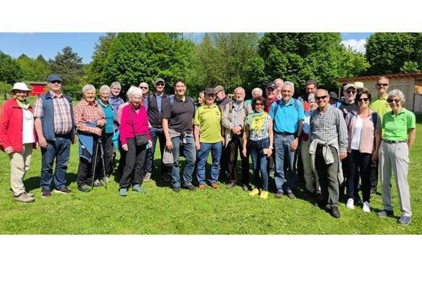 Wandergruppe bei ber Erneuerbare-Energien-Wanderung mit Bürgermeister Markus Hollemann Wandergruppe bei ber Erneuerbare-Energien-Wanderung mit Bürgermeister Markus Hollemann