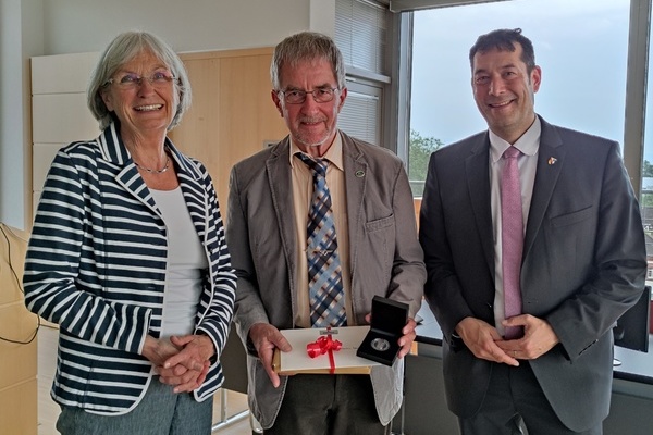 Verleihung der Staufermedaille an Dr. Martin Neub, von links nach rechts: Brigitte Neub, Dr. Martin Neub, B&uuml;rgermeister Markus Hollemann