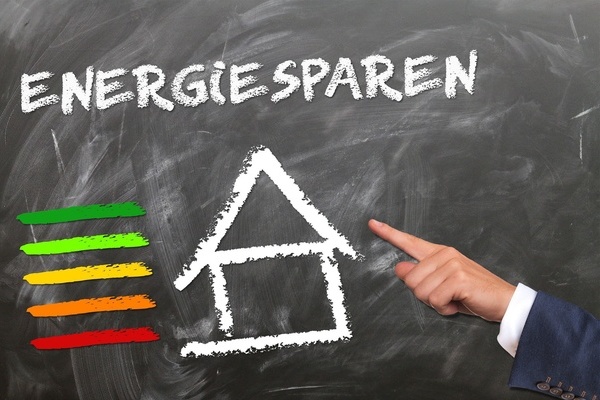 Hinweisschild Energiesparen mit farbig dargestellten Energieeffizienzklassen und Strichzeichnung Haus