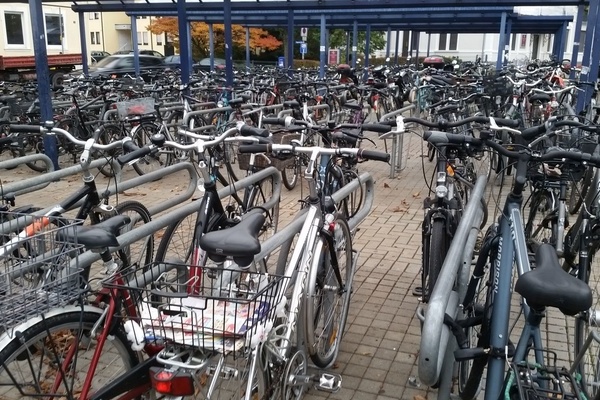 Abgestellte Fahrräder am Bahnhof Denzlingen Abgestellte Fahrräder am Bahnhof Denzlingen