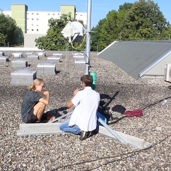 2 Jugedliche bei der Wetterstation auf dem Dach des Bildungszentrums (Foto: Baden TV Süd)