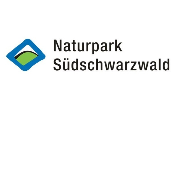 Logo Naturpark Südschwarzwald: Raute mit blauem Rahmen, innen ein grün gezeichneter Berg, daneben Naturpark Südschwarzwald in schwarzer Schrift