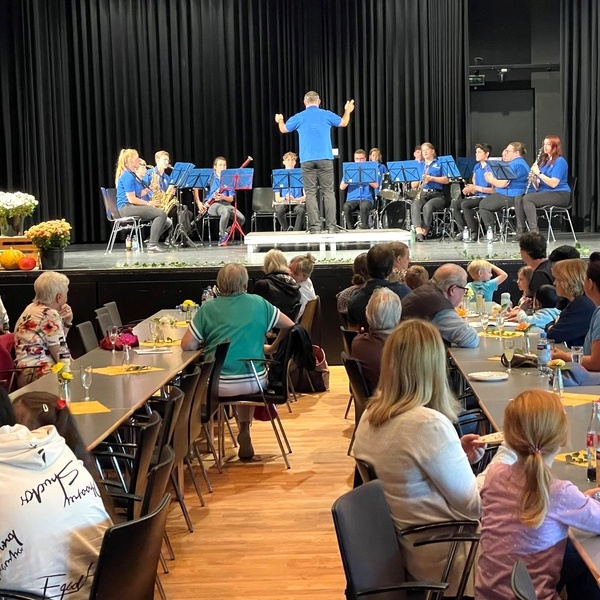 Denzlingens Neubürger lauschen dem Jugend-Orchester des Musikvereins