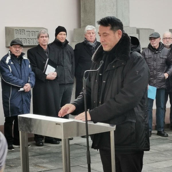 Bürgermeister Markus Hollemann spricht ein Grußwort zur Gedenkfeier. Foto: Michael Doninger