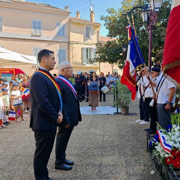 Gedenkzeremonie anlsslich des 80. Jahrestages der Befreiung von Saint-Cyr-sur-Mer. Brgermeister Markus Hollemann (links) und Brgermeister Philippe Barthlemy vor dem Kriegerdenkmal auf dem Place Portalis in St.-Cyr. Foto: J. Nicolas, Saint-Cyr-sur-Mer