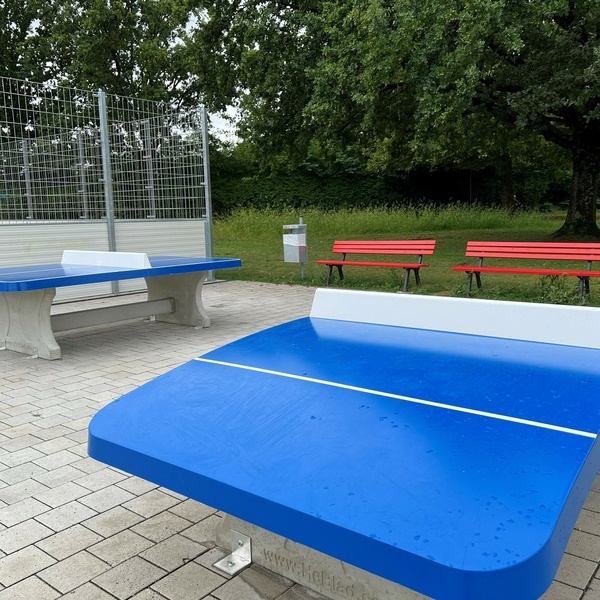 Die neue Tischtennisplatte und der neue Teqball-Spieltisch beim Allwetter-Sportplatz im Stadtpark. Foto: M. Lackner, Gemeinde Denzlingen