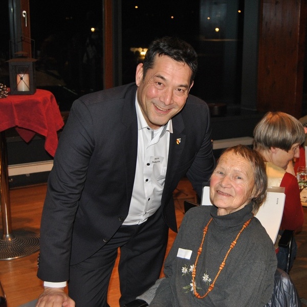 Bild: Brgermeister Markus Hollemann mit Frowine Werning an Heiligabend in Gemeinschaft 2024. Foto: Gemeinde Denzlingen