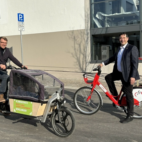 Bild: Alexander von Kulessa (Ergon Invest GmbH) auf dem Lastenrad Gunnar und Brgermeister Markus Hollemann auf einem Frelo Fahrrad. Foto: Gemeinde Denzlingen.