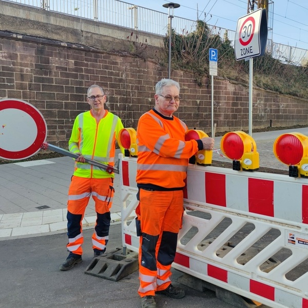 Bild: Bauhofmitarbeiter Michael Doninger und Arno Bche bauen die Absperrungen ab. Foto: Gemeinde Denzlingen.