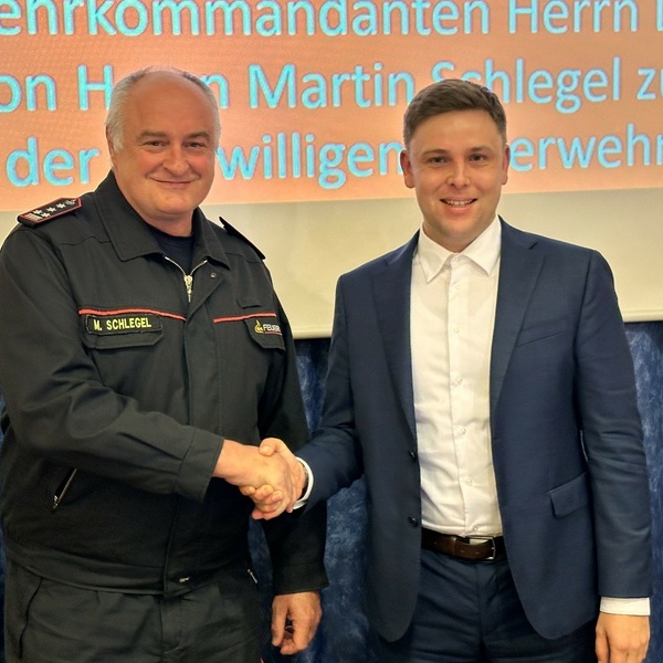 Bürgermeister Fabian Nitz (rechts) gratuliert Martin Schlegel (links), der zum Ehrenkommandanten der Freiwilligen Feuerwehr Denzlingen ernannt wurde. Foto: Gemeinde Denzlingen. Bürgermeister Fabian Nitz (rechts) gratuliert Martin Schlegel (links), der zum Ehrenkommandanten der Freiwilligen Feuerwehr Denzlingen ernannt wurde. Foto: Gemeinde Denzlingen.