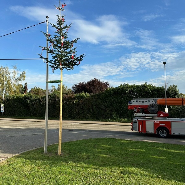 Zur Wahl des neuen Kommandos schenkte die Gemeindeverwaltung Denzlingen der Feuerwehr eine stattliche Kommandantentanne. Foto: Freiwillige Feuerwehr Denzlingen. Zur Wahl des neuen Kommandos schenkte die Gemeindeverwaltung Denzlingen der Feuerwehr eine stattliche Kommandantentanne. Foto: Freiwillige Feuerwehr Denzlingen.