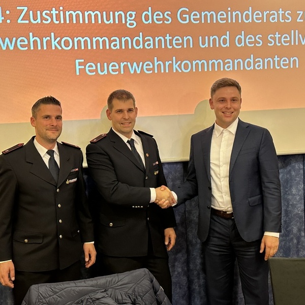 Bürgermeister Fabian Nitz (rechts) gratuliert dem nun bestätigten neuen Kommando der Freiwilligen Feuerwehr Denzlingen: 1. Kommandant Jens Koschella (mitte) und stv. Kommandant Marco Barnick (links). Foto: Gemeinde Denzlingen.  	 Bürgermeister Fabian Nitz (rechts) gratuliert dem nun bestätigten neuen Kommando der Freiwilligen Feuerwehr Denzlingen: 1. Kommandant Jens Koschella (mitte) und stv. Kommandant Marco Barnick (links). Foto: Gemeinde Denzlingen.