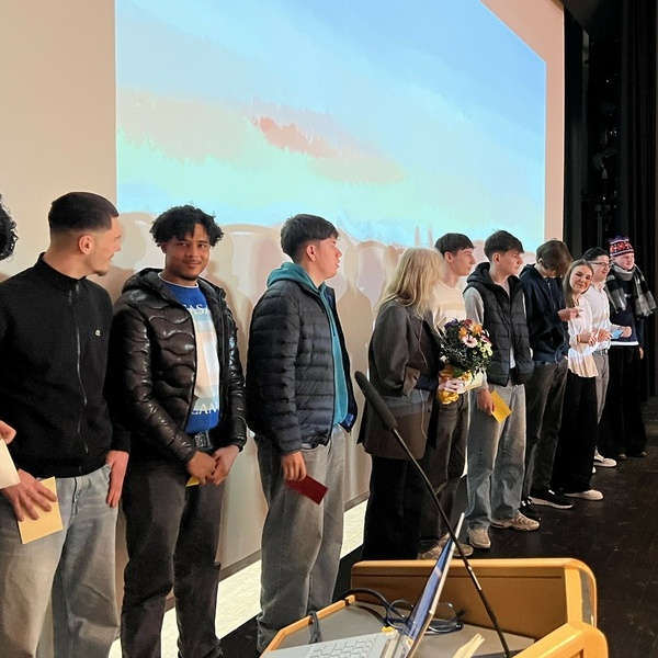 Im Namen der Gemeinde Denzlingen �berreichte B�rgermeister Fabian Nitz den Beteiligten zum Dank nach der Pr�sentation ein kleines Pr�sent. Foto: Melanie Lackner, Gemeinde Denzlingen