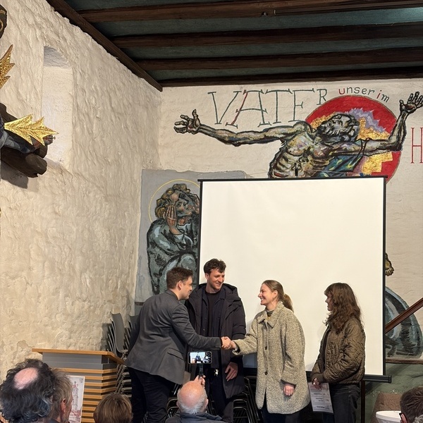 Zukunft Storchenturm IMG_6441 - B�rgermeister Fabian Nitz gratuliert den Studentinnen und Studenten, deren Entw�rfe pr�miert wurden. Foto: Gemeinde Denzlingen