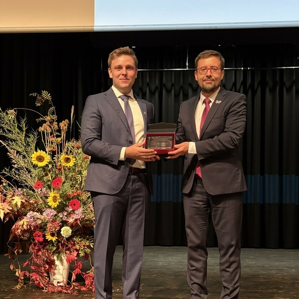 �berreichung des Jubil�ums-Geschenks an Denzlingen. Foto: Gemeinde Denzlingen