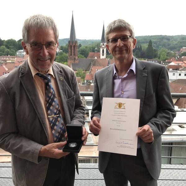 Dr. Martin Neub (links) erhält die Staufermedaille. NABU-Landesgeschäftsführer Uwe Prietzel gratuliert - Foto: NABU/Bernd Uhlmann
